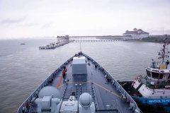 海军第43批护航编队技术停靠马来西亚巴生港